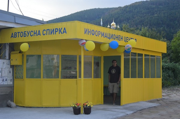 Младежите от ГЕРБ превърнаха спирка в Шипка в информационен център