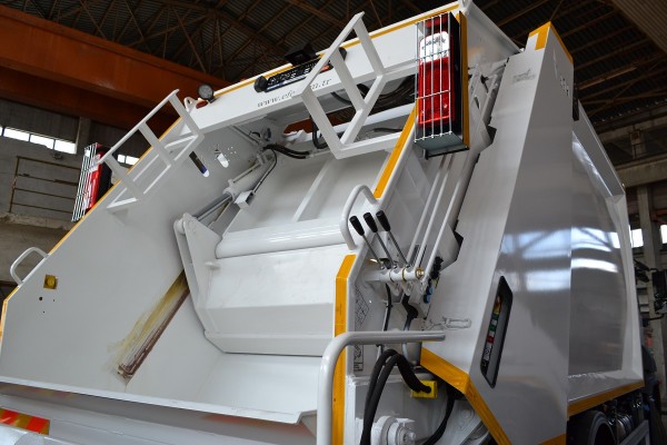 Общинското предприятие по чистота закупи 4 нови камиона 