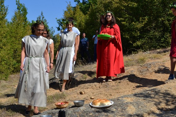 „Поход на мълчанието“ до древнотракийското светилище Мегалита над Бузовград
