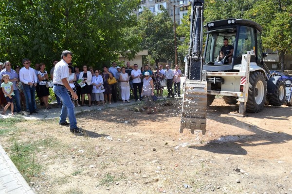 На Добър час на мащабния проект в ж.к.“Изток“! / Новини от Казанлък