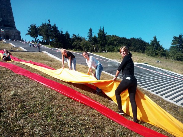 60-метрова инсталация на Шипка направиха ученици от Казанлък и Трявна