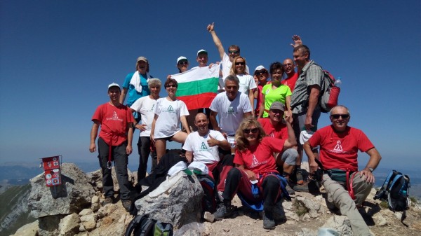 20 туристи от Казанлък покориха високите върхове на 5 държави