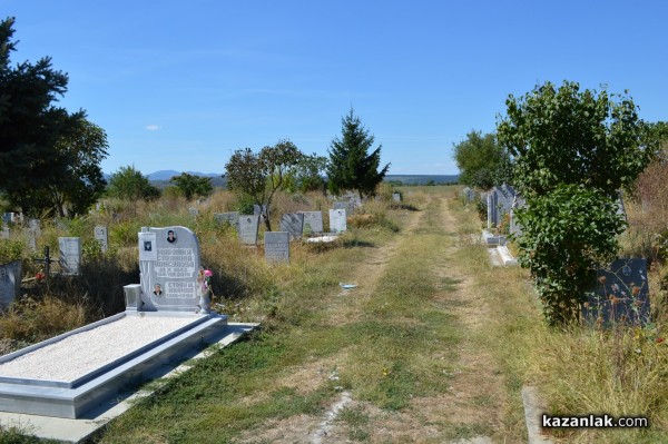 Вандали потрошиха 5 паметника на гробищата в Казанлък