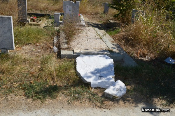 Вандали потрошиха 5 паметника на гробищата в Казанлък