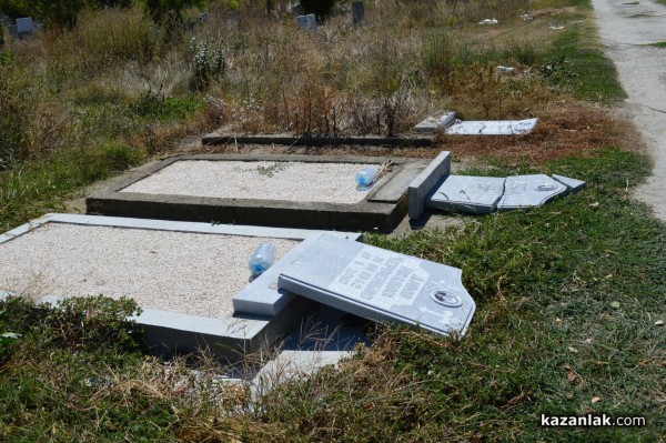 Вандали потрошиха 5 паметника на гробищата в Казанлък