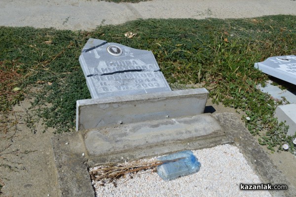 Вандали потрошиха 5 паметника на гробищата в Казанлък