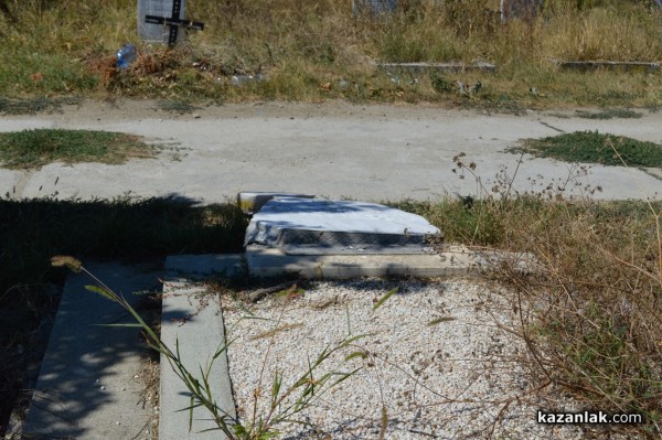 Вандали потрошиха 5 паметника на гробищата в Казанлък