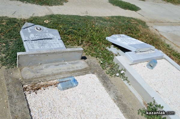 Вандали потрошиха 5 паметника на гробищата в Казанлък