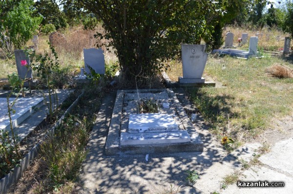 Вандали потрошиха 5 паметника на гробищата в Казанлък
