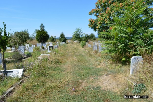 Вандали потрошиха 5 паметника на гробищата в Казанлък