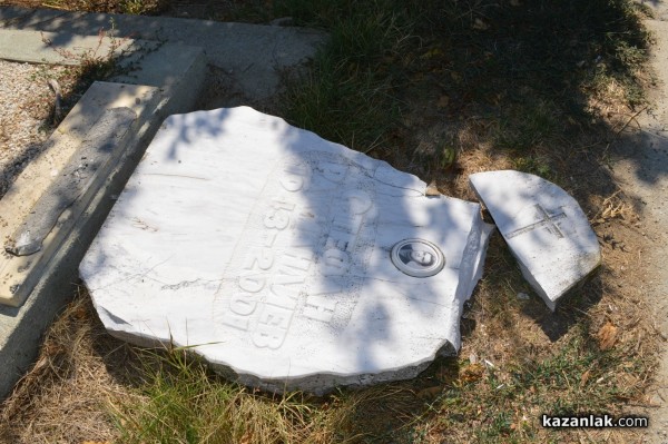 Вандали потрошиха 5 паметника на гробищата в Казанлък