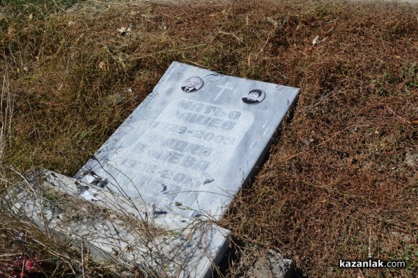 Вандали потрошиха 5 паметника на гробищата в Казанлък