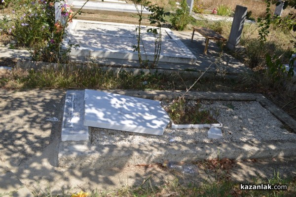 Вандали потрошиха 5 паметника на гробищата в Казанлък