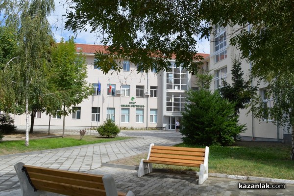 Възпитаници на МГ и фирми осигуриха цялостното обновяване и на старата сграда