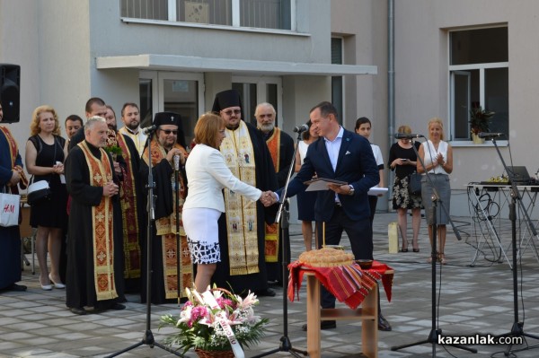 Възпитаници на МГ и фирми осигуриха цялостното обновяване и на старата сграда