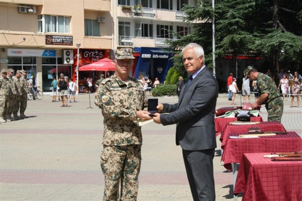 Областният управител посрещна 33-ия ни контингент от Афганистан