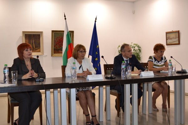 Работна среща на министър Вълчев с представители на образованието в Казанлък