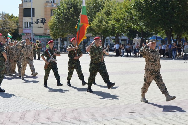 В Казанлък бе посрещнат 33-ят контингент от Въоръжените сили на България, част от мисията на НАТО „Решителна подкрепа”