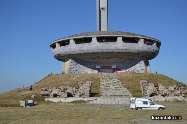 Служителите на казанлъшката фирма „Ерсела“ почистиха на Бузлуджа днес