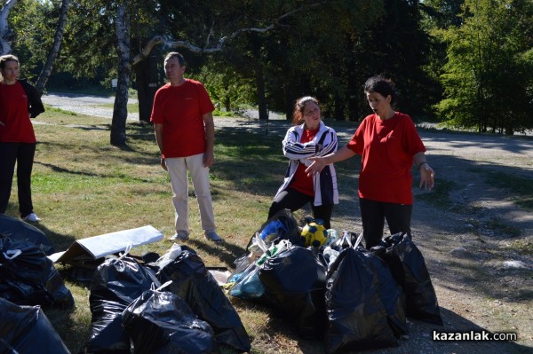 Служителите на казанлъшката фирма „Ерсела“ почистиха на Бузлуджа днес