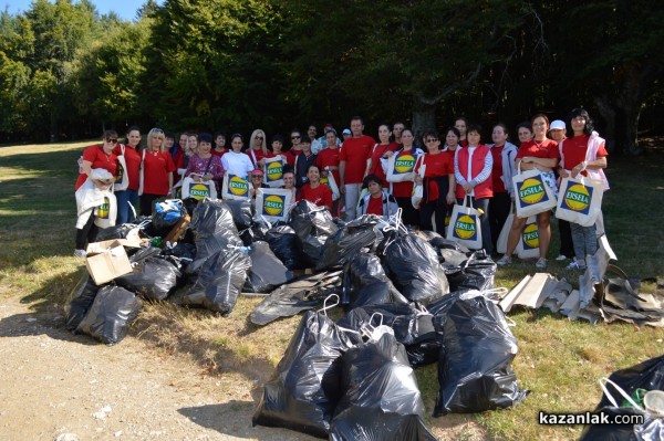 Служителите на казанлъшката фирма „Ерсела“ почистиха на Бузлуджа днес