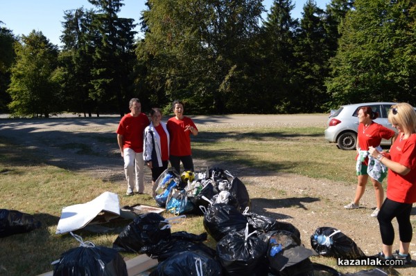 Служителите на казанлъшката фирма „Ерсела“ почистиха на Бузлуджа днес