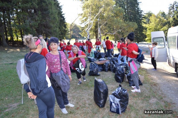 Служителите на казанлъшката фирма „Ерсела“ почистиха на Бузлуджа днес