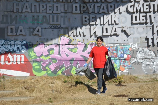 Служителите на казанлъшката фирма „Ерсела“ почистиха на Бузлуджа днес