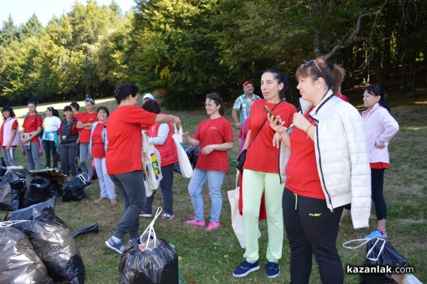 Служителите на казанлъшката фирма „Ерсела“ почистиха на Бузлуджа днес