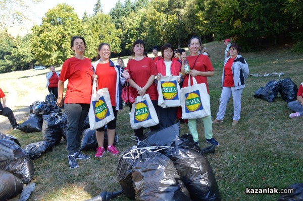 Служителите на казанлъшката фирма „Ерсела“ почистиха на Бузлуджа днес