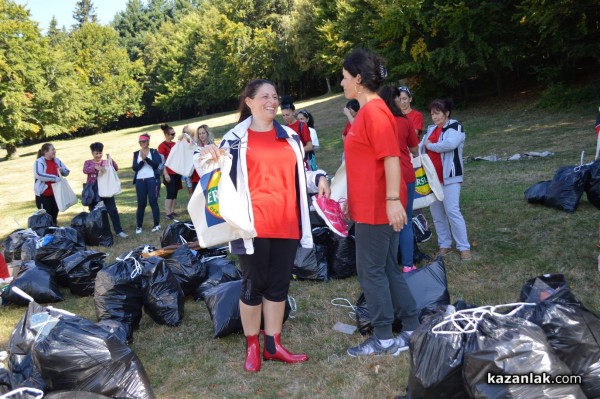 Служителите на казанлъшката фирма „Ерсела“ почистиха на Бузлуджа днес