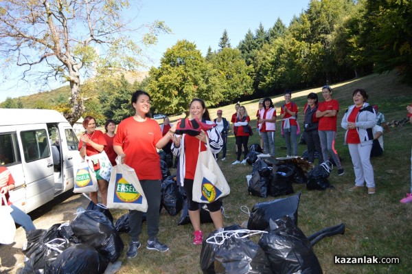 Служителите на казанлъшката фирма „Ерсела“ почистиха на Бузлуджа днес