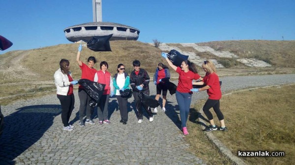 Служителите на казанлъшката фирма „Ерсела“ почистиха на Бузлуджа днес