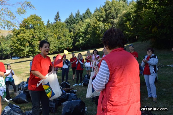 Служителите на казанлъшката фирма „Ерсела“ почистиха на Бузлуджа днес