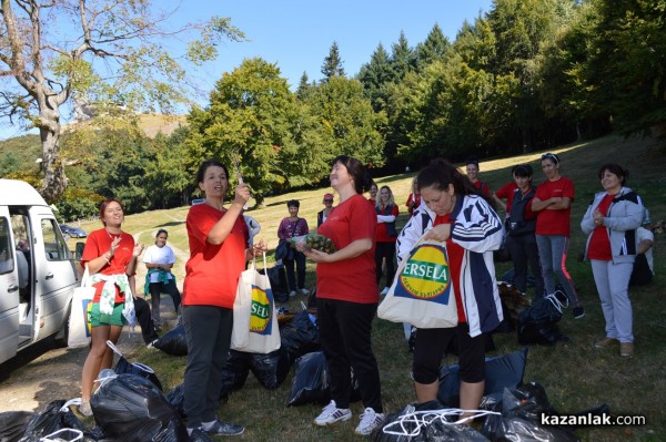 Служителите на казанлъшката фирма „Ерсела“ почистиха на Бузлуджа днес