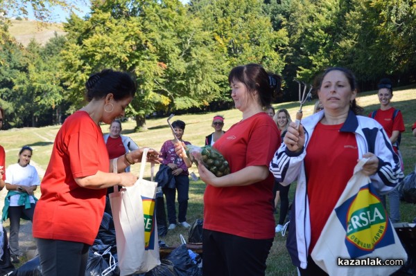 Служителите на казанлъшката фирма „Ерсела“ почистиха на Бузлуджа днес