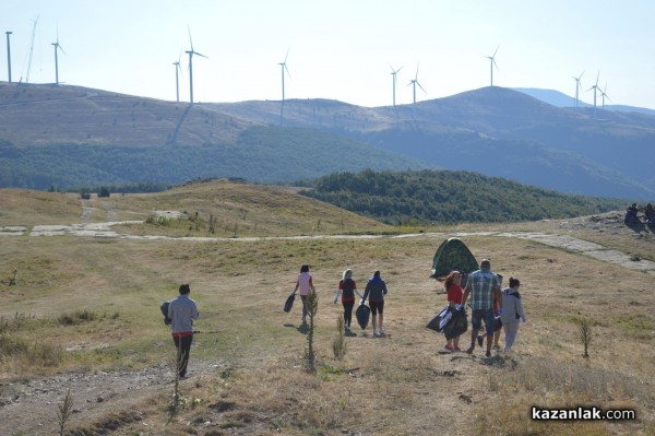 Служителите на казанлъшката фирма „Ерсела“ почистиха на Бузлуджа днес