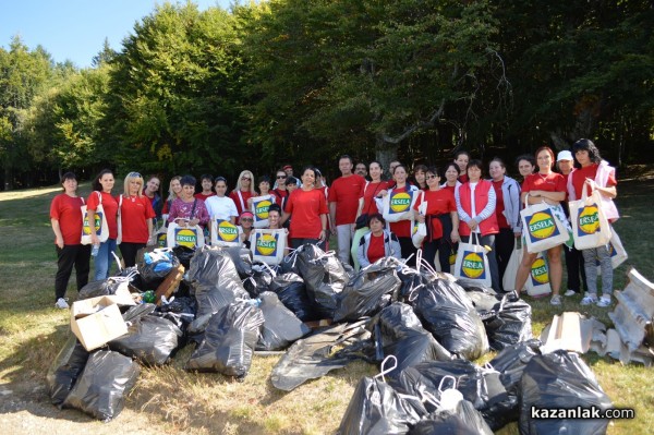 Служителите на казанлъшката фирма „Ерсела“ почистиха на Бузлуджа днес