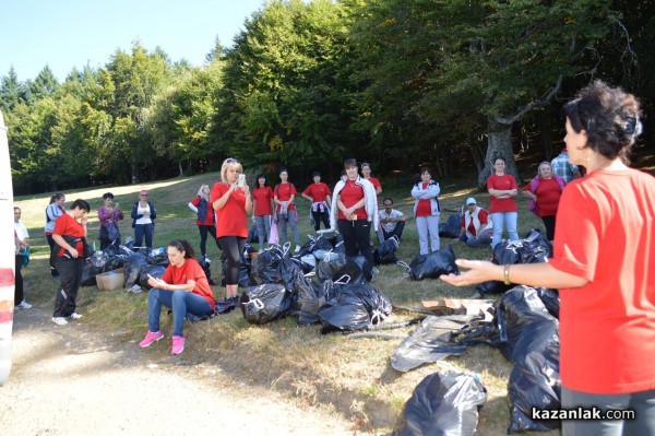 Служителите на казанлъшката фирма „Ерсела“ почистиха на Бузлуджа днес