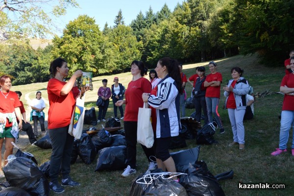 Служителите на казанлъшката фирма „Ерсела“ почистиха на Бузлуджа днес