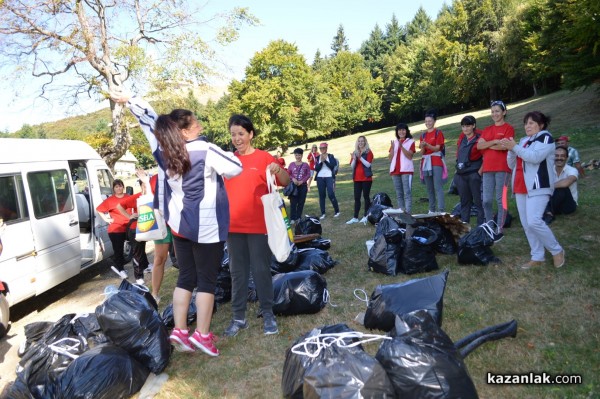 Служителите на казанлъшката фирма „Ерсела“ почистиха на Бузлуджа днес