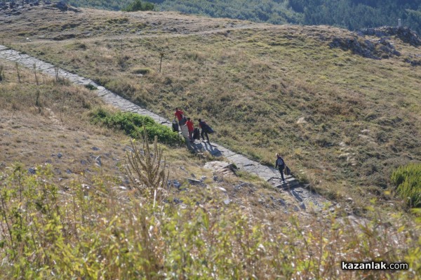 Служителите на казанлъшката фирма „Ерсела“ почистиха на Бузлуджа днес