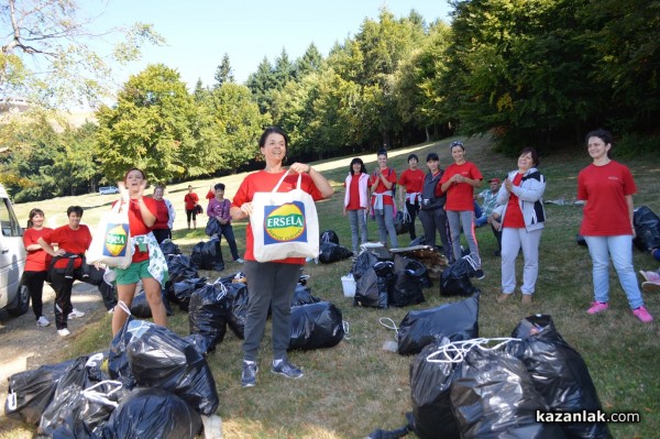 Служителите на казанлъшката фирма „Ерсела“ почистиха на Бузлуджа днес