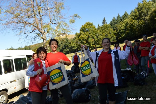 Служителите на казанлъшката фирма „Ерсела“ почистиха на Бузлуджа днес