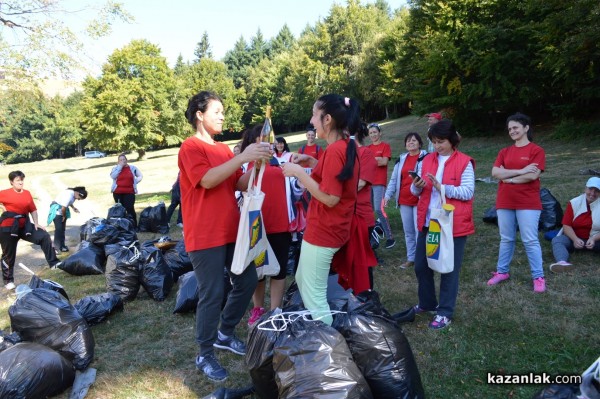 Служителите на казанлъшката фирма „Ерсела“ почистиха на Бузлуджа днес