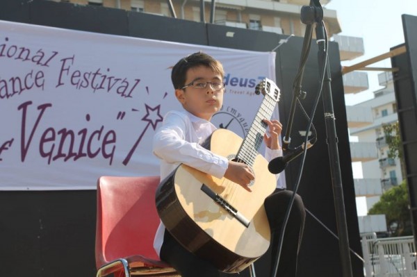 Класът по класическа китара представи НЧ „Възродена Иска–2000“ на фестивал в Италия