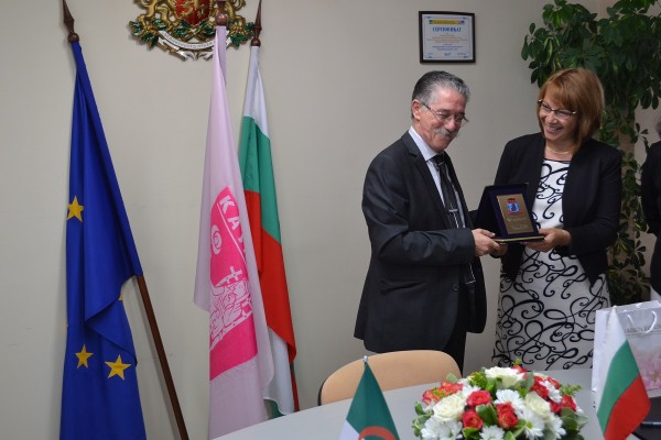 Исторически момент на братство и искреност между Казанлък и алжирския Блида