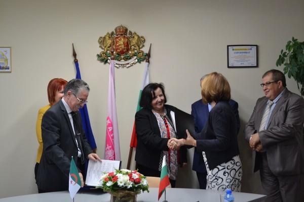 Исторически момент на братство и искреност между Казанлък и алжирския Блида