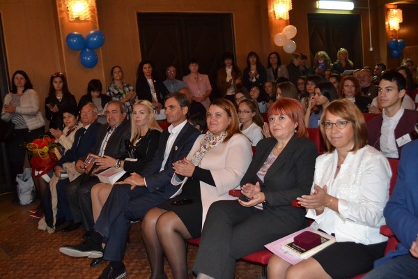 Награди, подаръци и много усмивки за Деня на общината в Казанлък