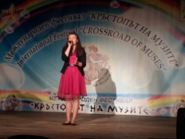 Нови награди за певиците от школата за забавна песен при НЧ „Възродена Искра 2000“